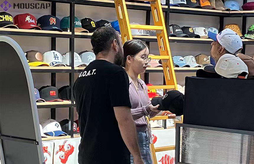 帽仕嘉经理与国外客人沟通中.png